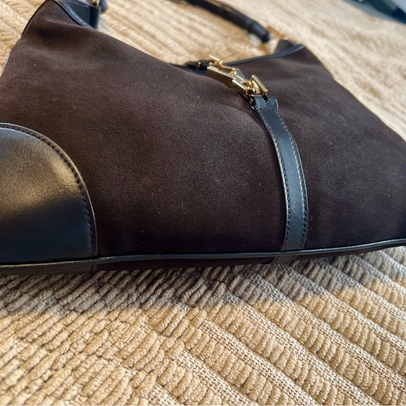 Gucci “Jackie” Vintage Bag.  Brown suede, bamboo handle, and rare crab clasp. - Picture 2 of 12